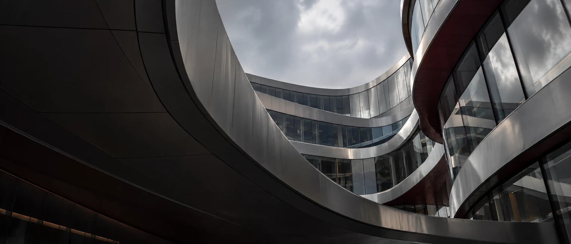 Estructura arquitectónica de vidrio y metal — visión conceptual de innovación tecnológica